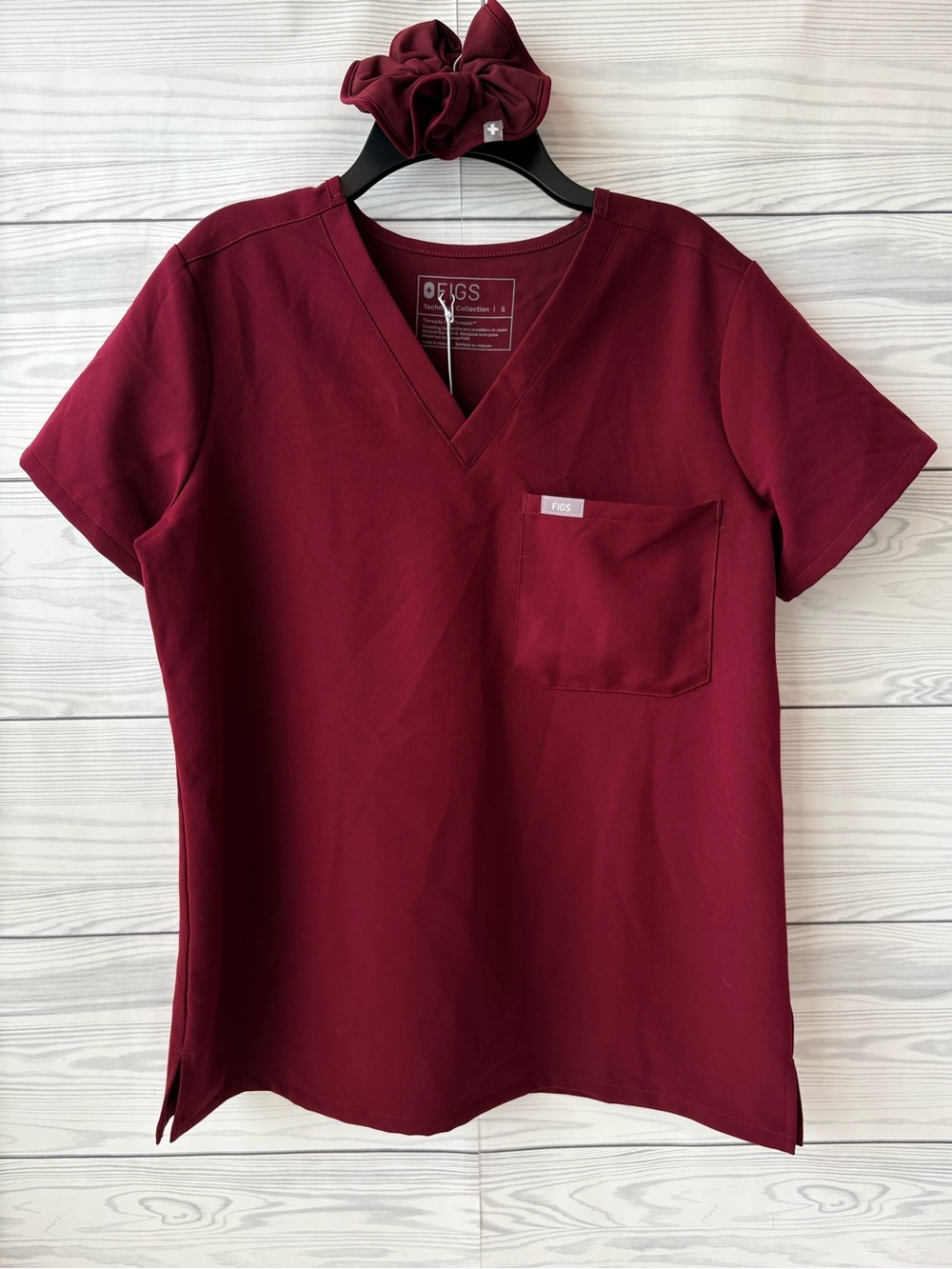 Figs Women’s V-Neck Scrub Top With Scrunchie in Burgundy